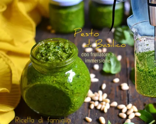 Pesto di basilico fatto in casa con frullatore a immersione, un classico della ricetta di famiglia.