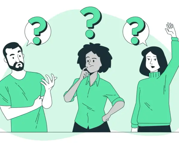 Drei Personen mit Fragezeichen über den Köpfen, die über den eigenanteil physiotherapie diskutieren.