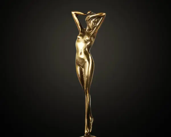 Statua dorata di donna, lucida e riflettente. Scopri come pulire l'ottone dorato per mantenerla splendente.