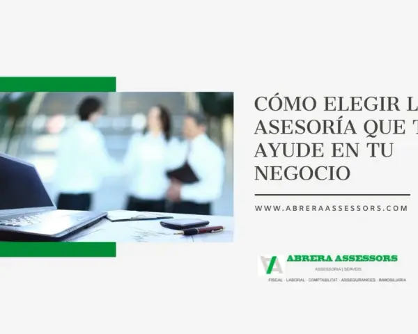 Un portátil y un bolígrafo sobre documentos, con personas desenfocadas al fondo. El texto pregunta "Cómo elegir la asesoría que te ayude en tu negocio".