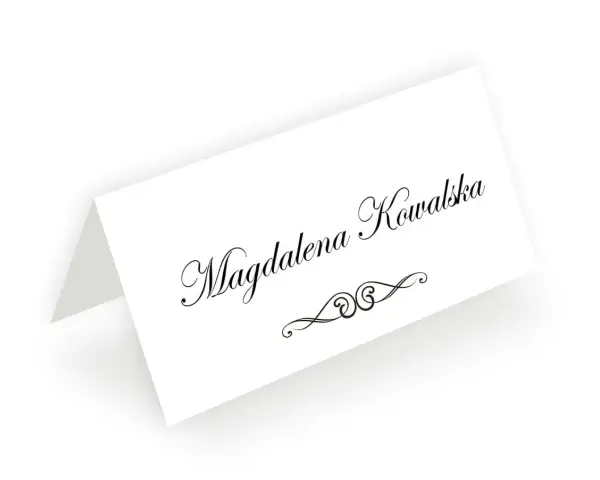 Elegancka winietka z imieniem "Magdalena Kowalska" i ozdobnym motywem. Idealna podpowiedź, jak wypisać winietki dla rodziców na uroczystość.