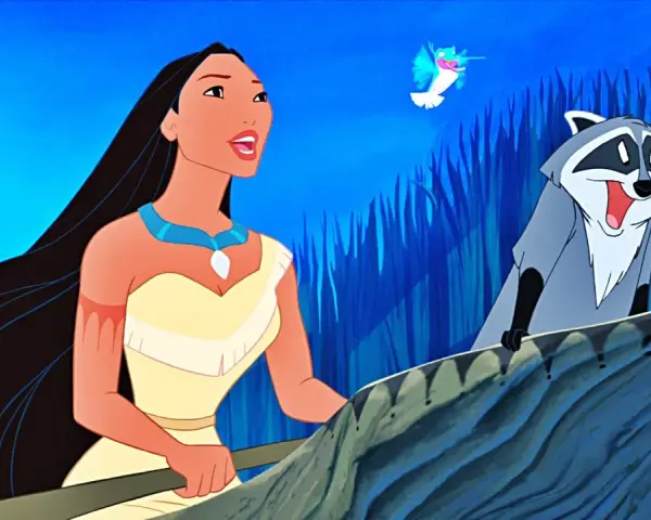 Pocahontas i jej przyjaciel Meeko w łodzi, jak w klasycznych bajkach Disneya. Kolorowy ptak lata nad nimi.