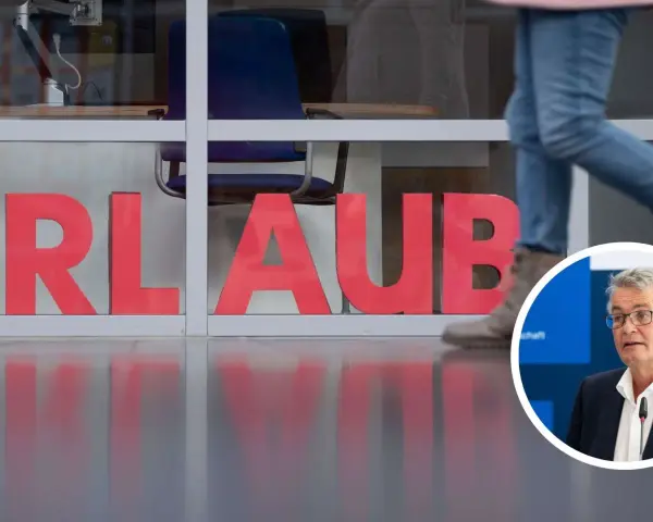 Große rote Buchstaben "URLAUB" spiegeln sich auf dem Boden. Ein Mann im Anzug spricht. Darf der Arbeitgeber Urlaub streichen?