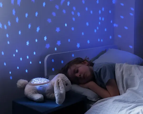 Uroczy króliczek z projektorem dla niemowlaka rzuca na ścianę niebieskie gwiazdki, tworząc magiczną atmosferę do snu.