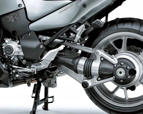 Szczegół tylnego koła i wału kardana w motocyklu Kawasaki. Polecane motocykle z wałem kardana to świetny wybór dla komfortowej jazdy.