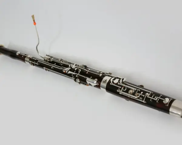 Kontrabasowy fagot, instrument dęty drewniany, większy niż obój, z metalowymi klapami i drewnianym korpusem.