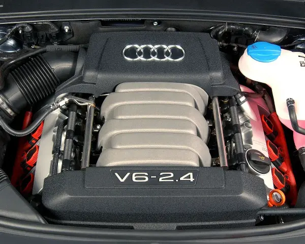 Silnik V6 2.4 benzyna z Audi A6 C6. Widoczne cewki zapłonowe i zbiornik płynu chłodniczego.