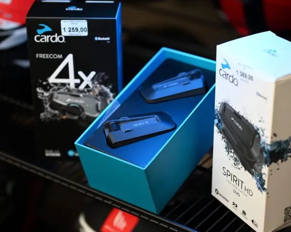 Zestawy interkomów Cardo Freecom 4x i Spirit HD. Dowiedz się, co to jest interkom i jakie ma funkcje.