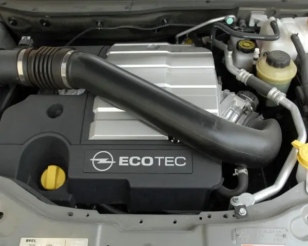 Silnik Ecotec w Oplu Antara. Widoczny jest czarny dolot powietrza, srebrna pokrywa silnika z logo Opla i napisem Ecotec.