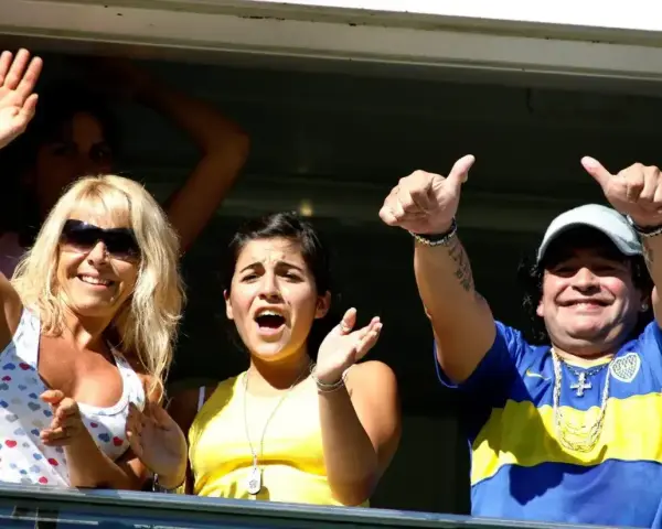 Diego Maradona z kciukami w górę, kibicuje z trybun. Jego niesamowite diego maradona statystyki budzą podziw.