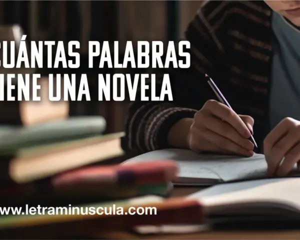 Una persona escribe en un cuaderno, rodeada de libros. Descubre cuántas palabras tiene una novela corta y cómo empezar la tuya.