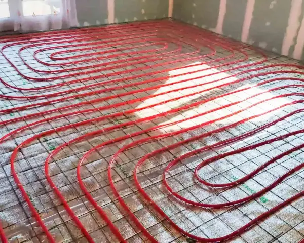Instalacja ogrzewania podłogowego z rurkami w kolorze czerwonym, gotowa pod wylewki anhydrytowe. Sprawdź wylewki anhydrytowe cena za 1m2.