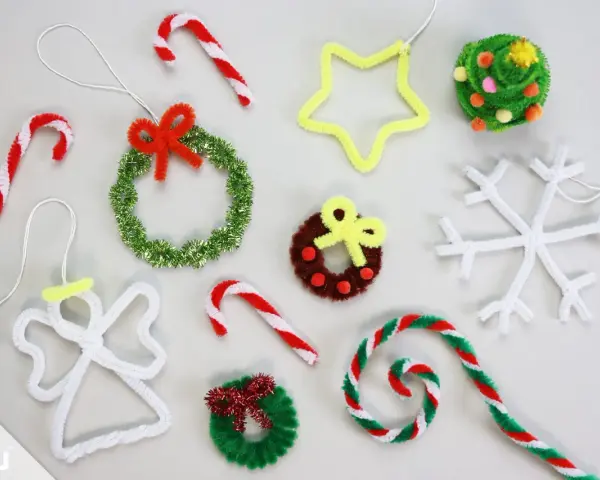 Bunte weihnachtsbasteln ideen: Engel, Sterne, Kränze, Schneeflocken und Zuckerstangen aus Pfeifenreinigern.
