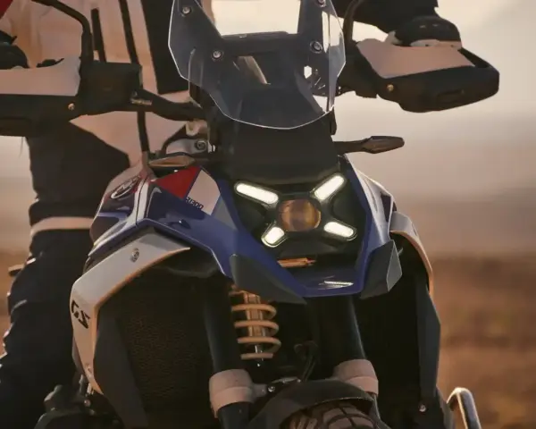 Moto da avventura con sistema telelever e paralever, pronta per esplorare terreni sconosciuti.