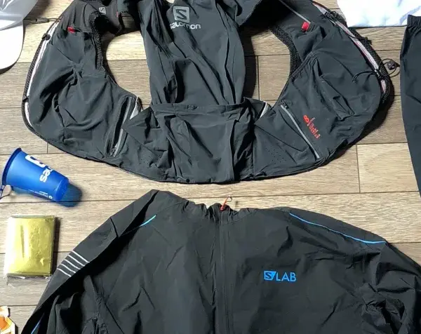 Matériel obligatoire trail : sac d'hydratation, veste, pantalon, bâtons Leki, gobelet, couverture de survie et barres énergétiques.