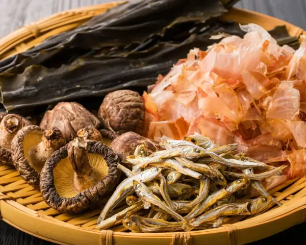Suszone grzyby shiitake, wodorosty kombu, suszone sardynki i płatki bonito – składniki tworzące głębię smaku umami.
