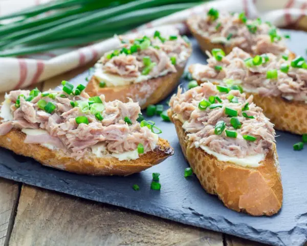 Thunfisch-Sandwiches mit Schnittlauch, ideal für eine leichte Mahlzeit, auch in der Schwangerschaft.