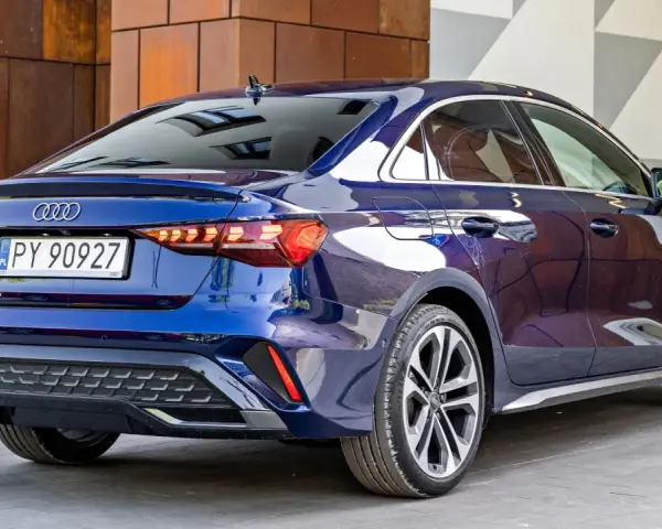 Błękitne Audi A3 sedan z nowoczesnymi światłami LED. Sprawdź atrakcyjną audi a3 cena!