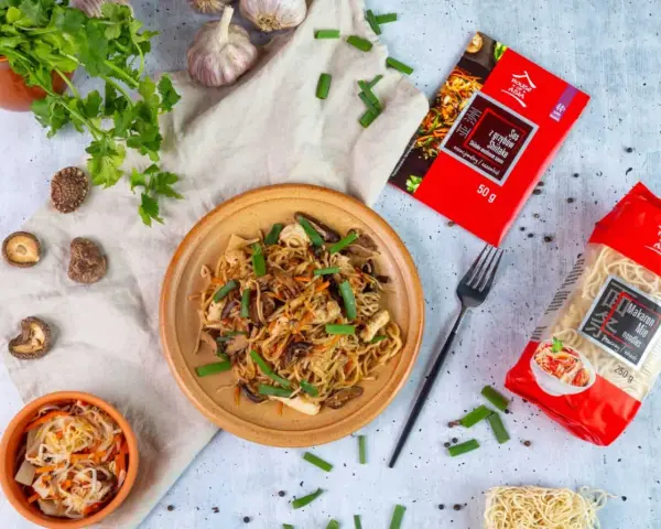 Pyszny makaron sojowy z grzybami shiitake, idealny na szybki obiad. Sprawdź, jakie ma makaron sojowy kcal!
