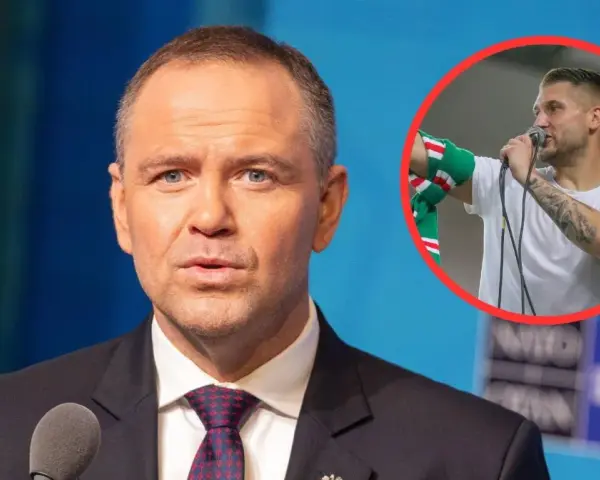 Staruch w garniturze i młody mężczyzna z tatuażami i szalikiem w tle.