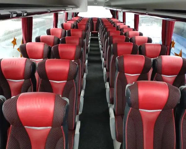 Czym się różni autobus od autokaru – wybierz najlepszą opcję podróży