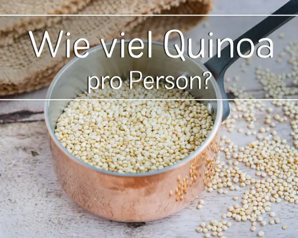 Ein Kupfertopf voller Quinoa, daneben verstreute Körner. Die Frage "Wie viel Quinoa pro Person?" steht im Bild.