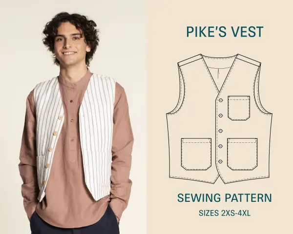 Un homme souriant porte un gilet sans manche rayé. À côté, le patron de ce gilet, disponible gratuitement pour toutes les tailles.