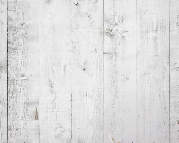 Tavolato in legno sbiancato, con venature evidenti e nodi. Il petrolio bianco su legno crea un effetto rustico e luminoso.