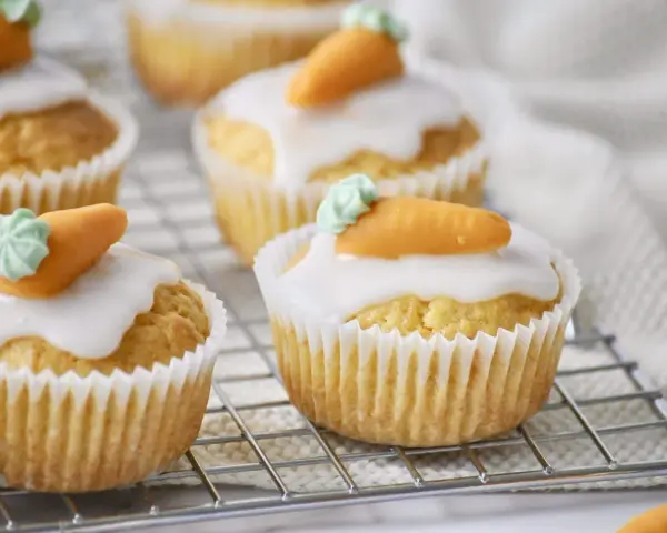 Leckere Karottenmuffins mit Zuckerguss und Marzipan-Karotten, perfekt für ein Osterfest. Dieses Karottenmuffins Rezept ist einfach und gelingt immer.
