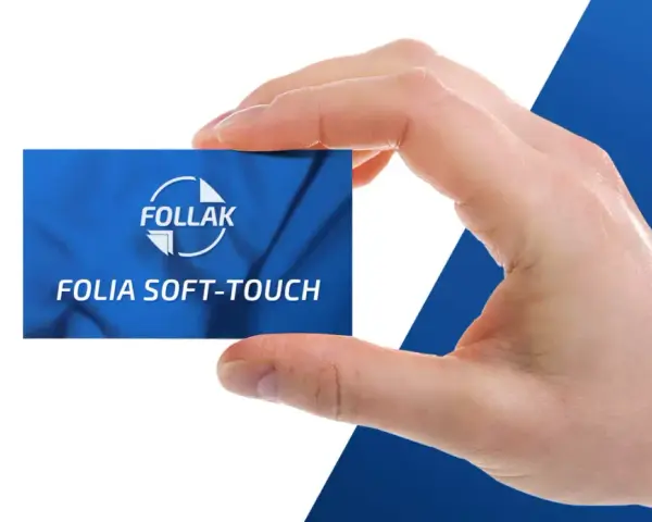 Dłoń trzyma kartę z napisem "Folia Soft-Touch" od FOLLAK, prezentując efekt laminacji.