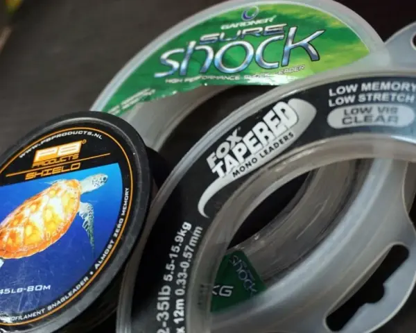 Jaka plecionka na karpia? Na zdjęciu szpule żyłek i przyponów: PB Products Shield z żółwiem, Fox Tapered Mono Leaders i Gardner Sure Shock.