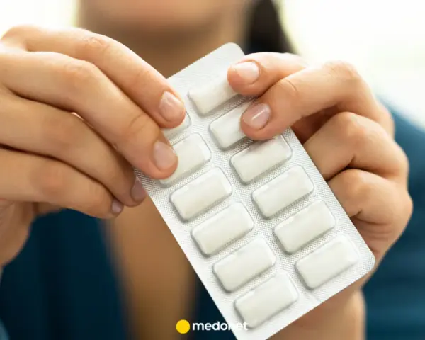 Dłonie trzymają opakowanie z tabletkami na rzucenie palenia. To pierwszy krok do wolności od nałogu.