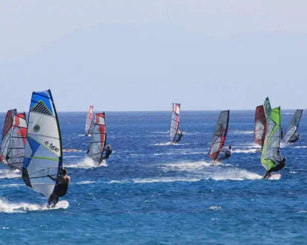 Windsurfing czy Kite: Dylemat na wodzie? Pomogę Ci wybrać!