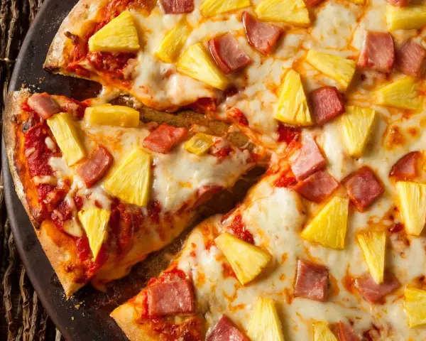 Pizza hawajska: Składniki, pochodzenie i przepis. Kochasz czy nienawidzisz?