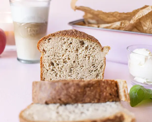 Frisches **Sandwichbrot** mit Butter, Milch und einem Apfel für ein leckeres Frühstück.