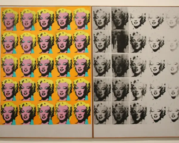 Ikony Marilyn Monroe w żywych kolorach i monochromatycznych wariacjach, klasyczny przykład sztuki nowych mediów.