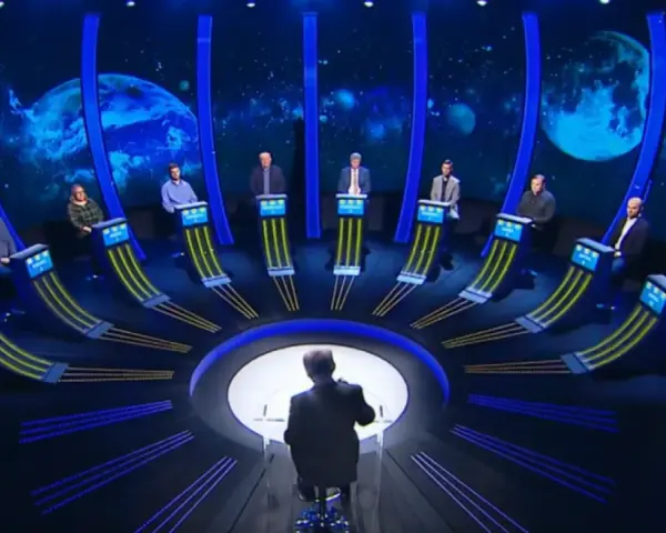 Dziesięciu uczestników czeka na swoją kolej w teleturnieju. Czy to już ten moment, o której godzinie?
