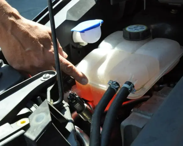 Die richtige Kühlflüssigkeit für die Klimaanlage im Auto wählen