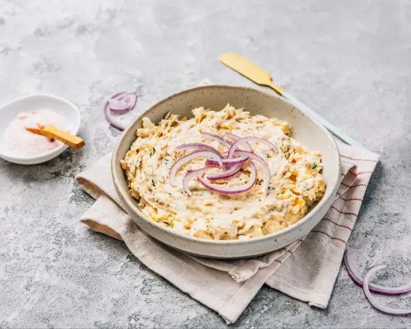Pyszna pasta z tuńczyka i jajka, udekorowana krążkami czerwonej cebuli. Idealna na kanapki lub jako dodatek.