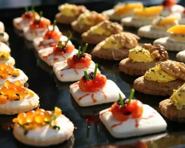 Varietà di finger food da fare in anticipo: tartine con salmone, gamberetti, uova di pesce e noci. Perfetti per ogni occasione.