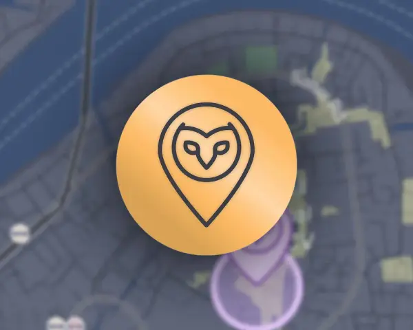Złoty pin z sową, symbol aplikacji Randonautica, na tle mapy. Odkryj przygody z Randonautica!
