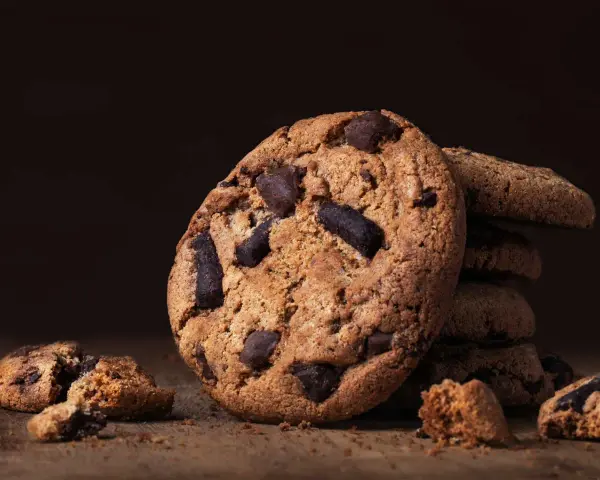 Knusprige american cookies mit Schokoladenstückchen, perfekt für ein gemütliches Nachmittagessen.