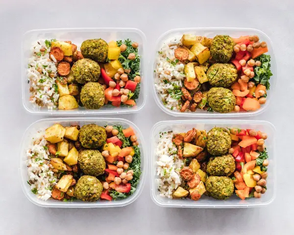 Cztery pojemniki z posiłkami: ryż, pieczone ziemniaki, marchewka, falafel, ciecierzyca i warzywa. Idealne na dietę 3000 kcal.
