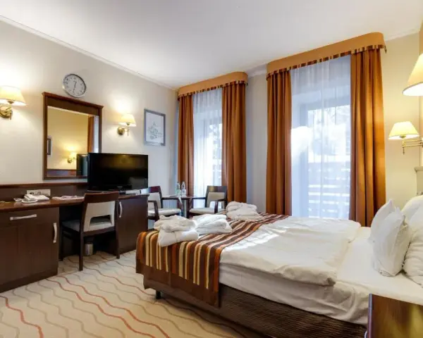 Czy można wynająć pokój w hotelu nie mając 18 lat? Zasady i wymagania