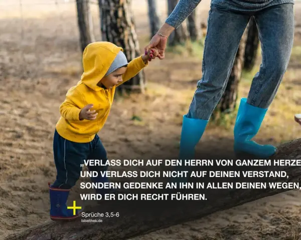 Ein Kind in gelber Kapuzenjacke und ein Erwachsener mit blauen Gummistiefeln gehen Hand in Hand. Ein Bild, das an Sprüche 3,5-6 erinnert: Vertraue dem Herrn.