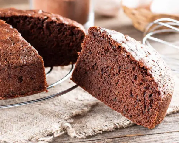 Una fetta di soffice torta alla Nutella, appena sfornata, su una griglia di raffreddamento.