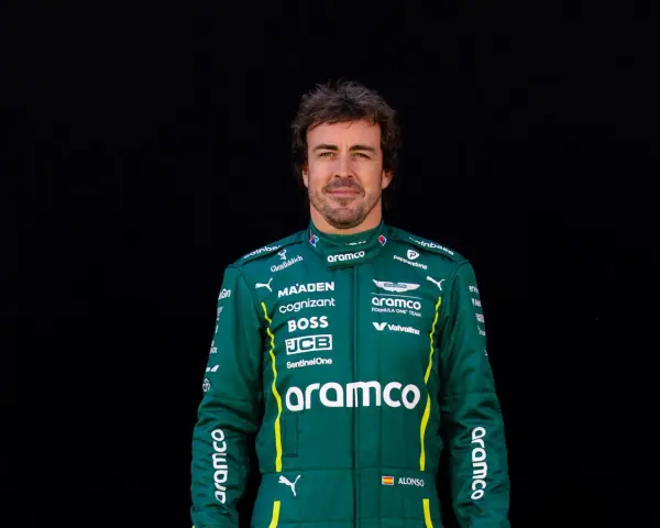 Fernando Alonso, piloto español de Aston Martin, luce su mono de competición.