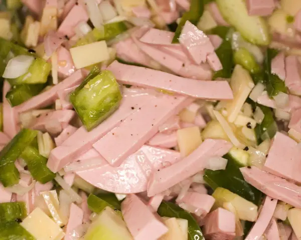 Leckerer Wurstsalat, perfekt für ein schnelles wurstsalat rezept. Mit Wurst, Käse, Paprika und Zwiebeln.
