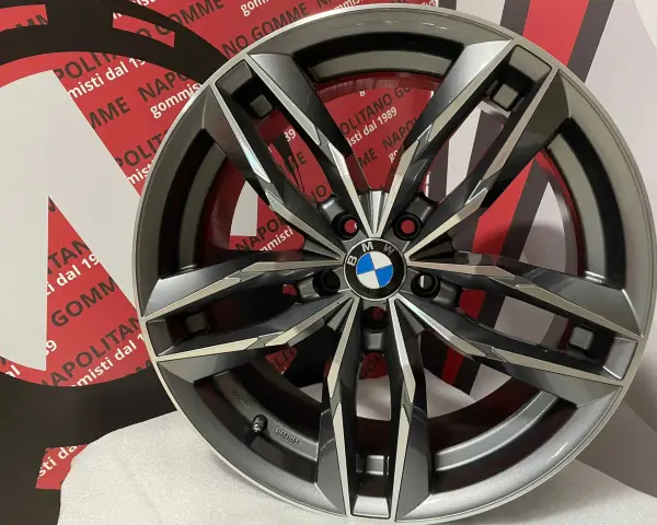 Cerchi in lega 17 BMW con design a turbina, grigio antracite e inserti diamantati. Perfetti per dare un tocco sportivo alla tua auto.
