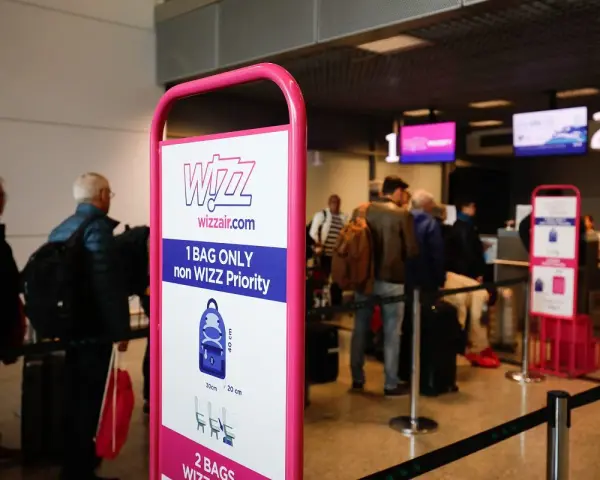 Zasady Wizzair: 1 bagaż podręczny (nie-WIZZ Priority) o wymiarach 40x30x20 cm.